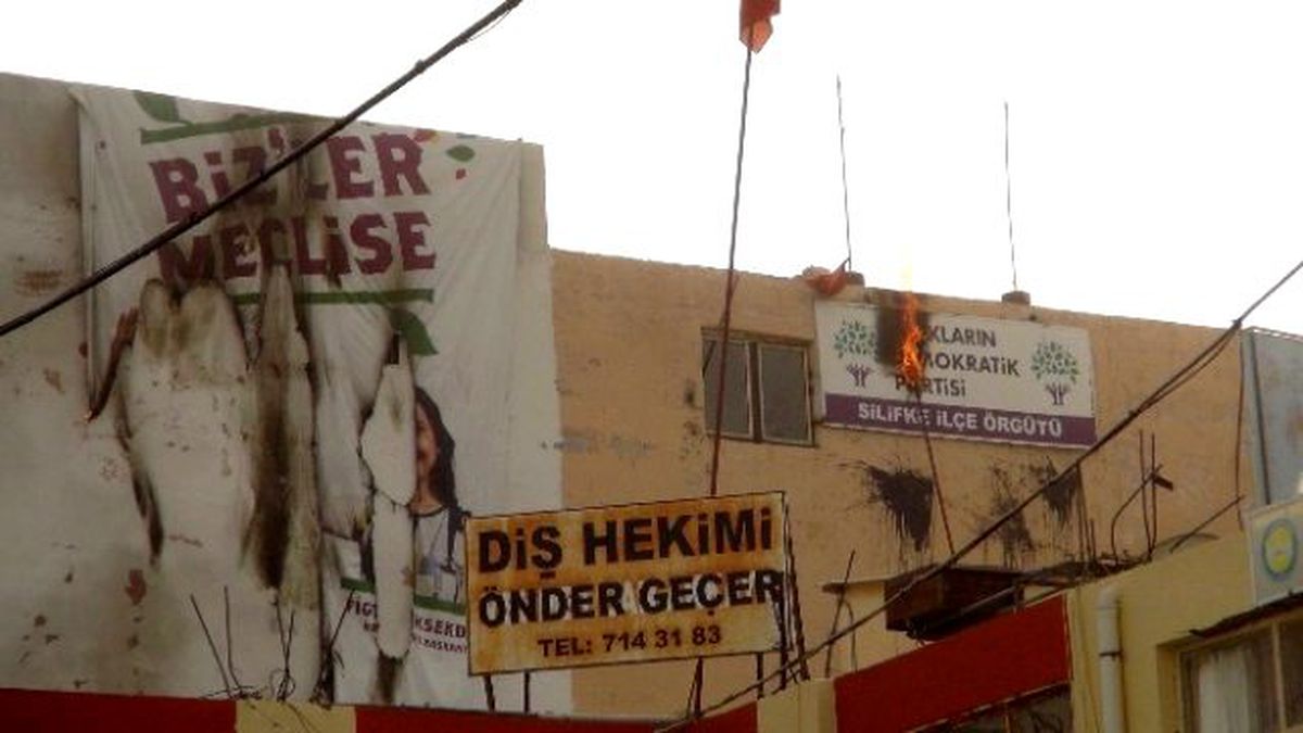 Silifke\'de Hdp Tabelası Yakıldı