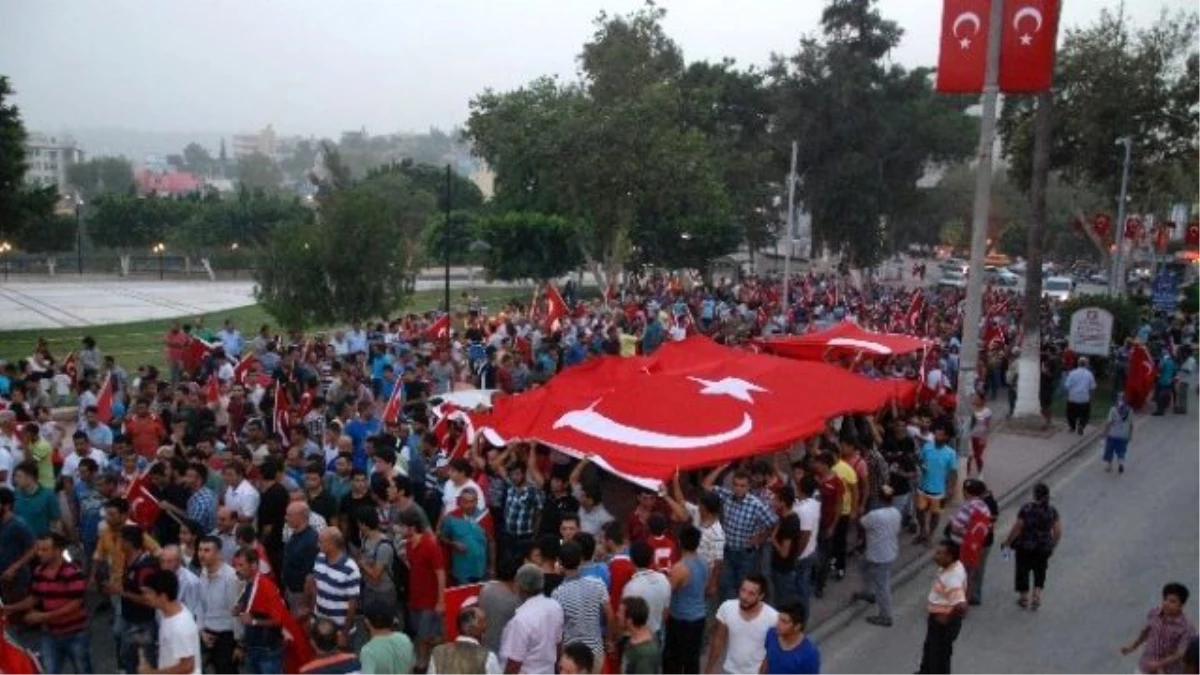 Silifke\'de Yol Kapatan Gurubu Dağıtmak İçin Polis Havaya Ateş Açtı