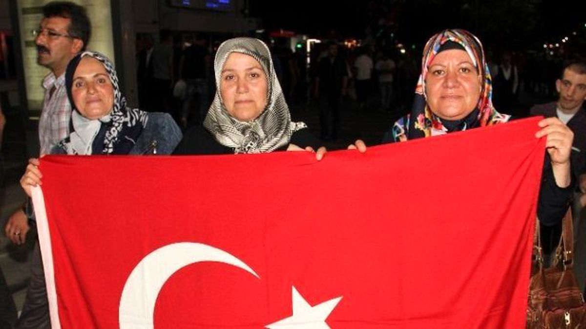 Sivas\'ta 5 Bin Kişi Şehitler İçin Yürüdü