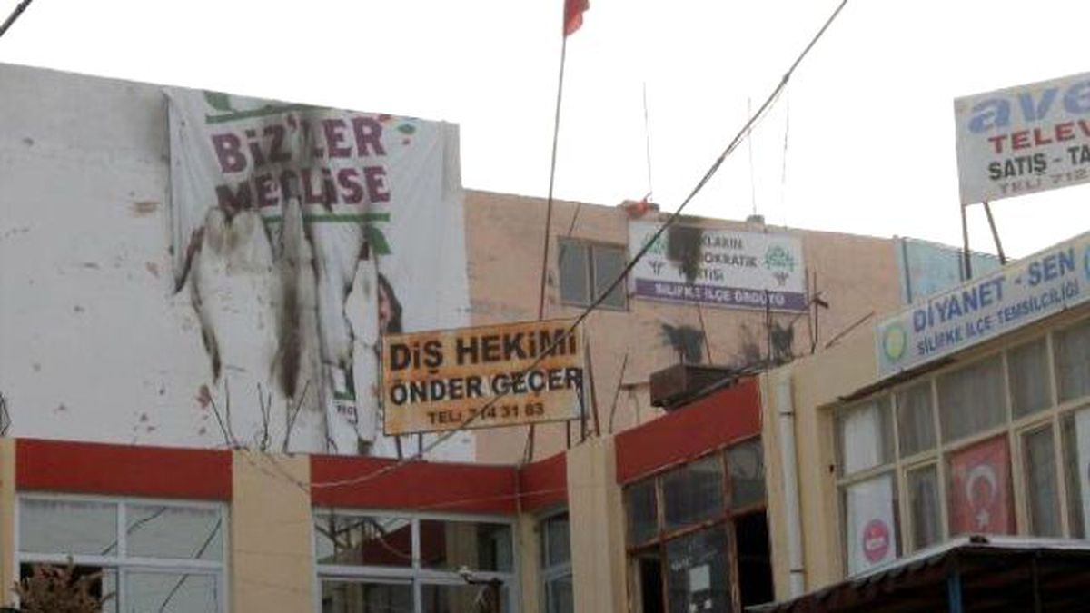 Slifke\'de Hdp\'nin Tabelası Yakıldı