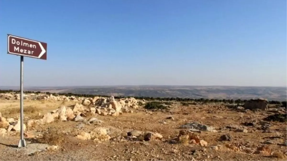 Tarihi Dolmen Mezarları Moloz Yığınları Altında Kayboluyor