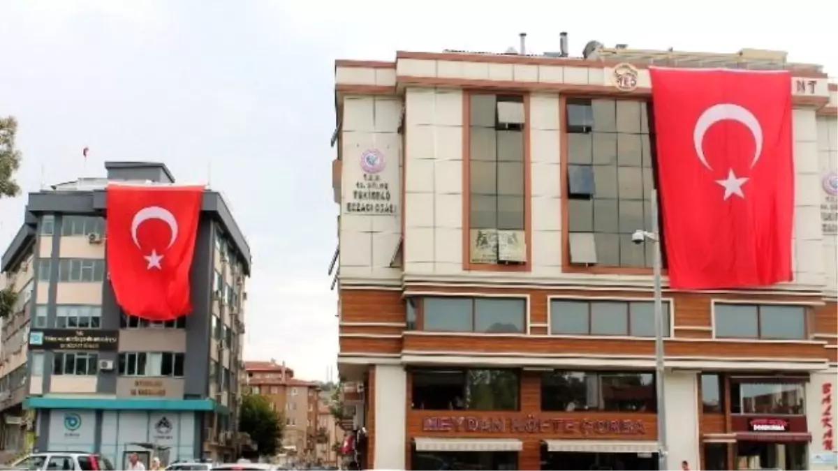 Tekirdağ Kırmızı Beyaza Büründü