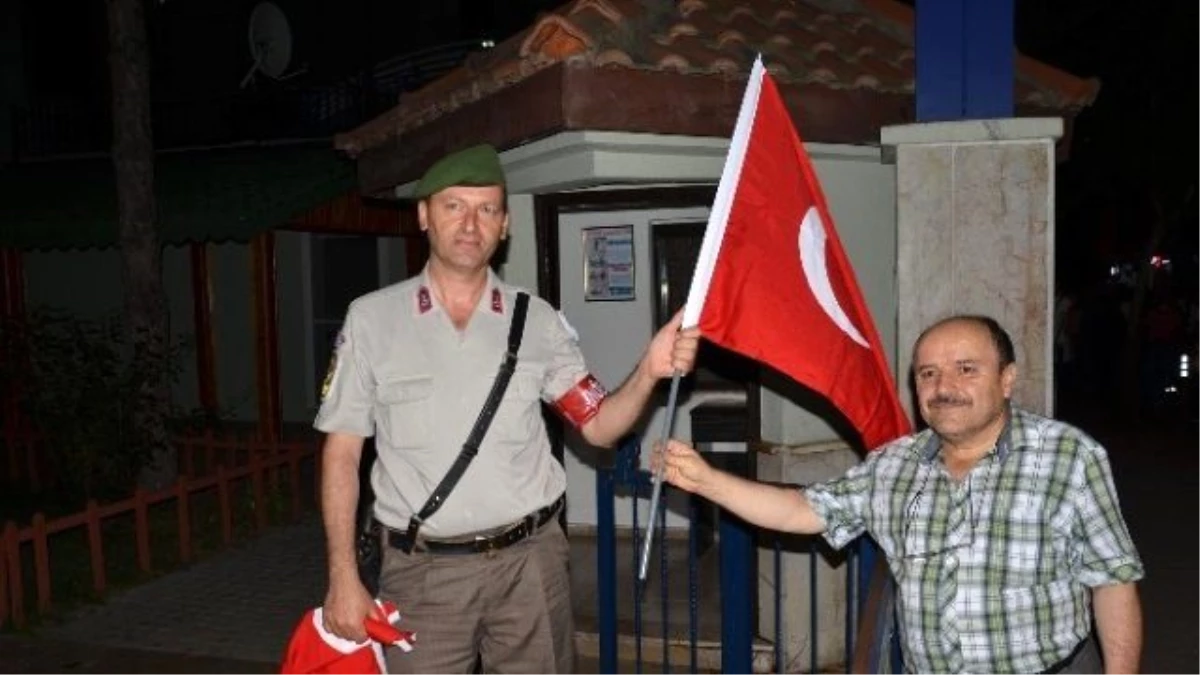 Terör Olaylarını Protesto Eden Vatandaşlar Jandarma Komutanlığına Yürüdü