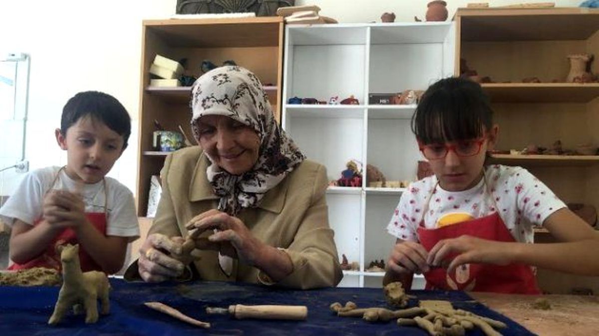 Torunlarıyla Birlikte Kurslara Katılıyor