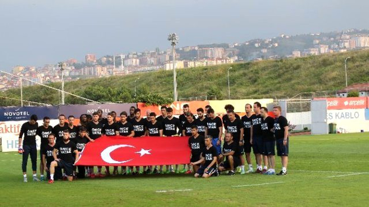 Trabzonsporlu Futbolcular Şehitler İçin \'Önce Vatan\' Yazılı Siyah Tişört Giydi
