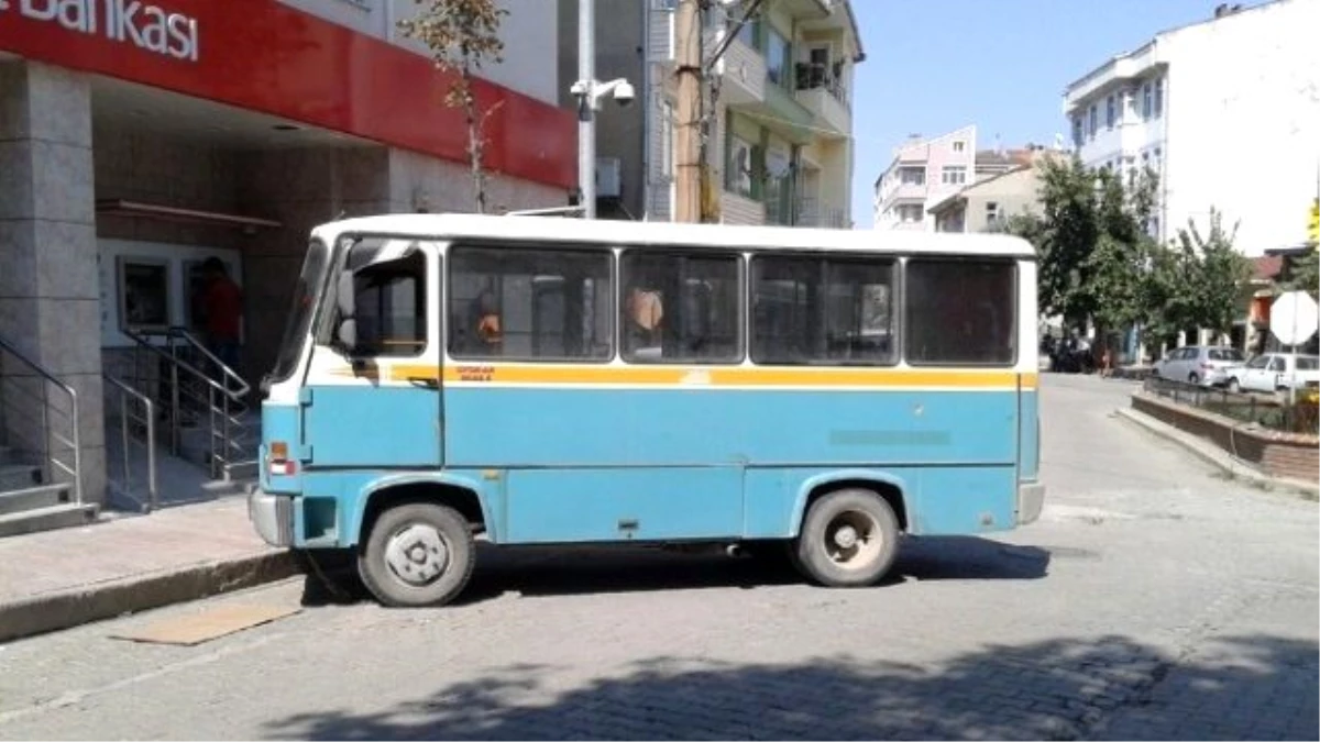 Trafikte Arızalanan Minibüs Tehlike Saçtı