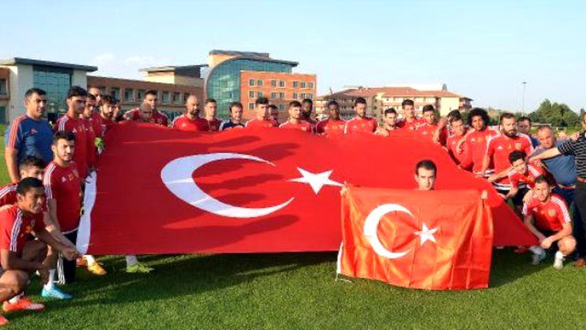Türk Bayrağı Açan Kayserisporlular, Teröre Karşı Birlik ve Beraberlik İstedi