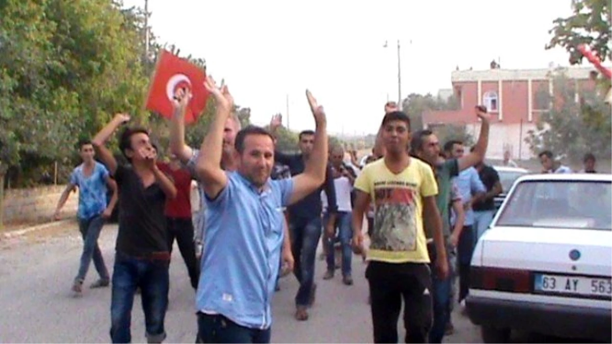 Türk Bayrağını Jandarma Komutanına Tekbir Getirerek Teslim Ettiler