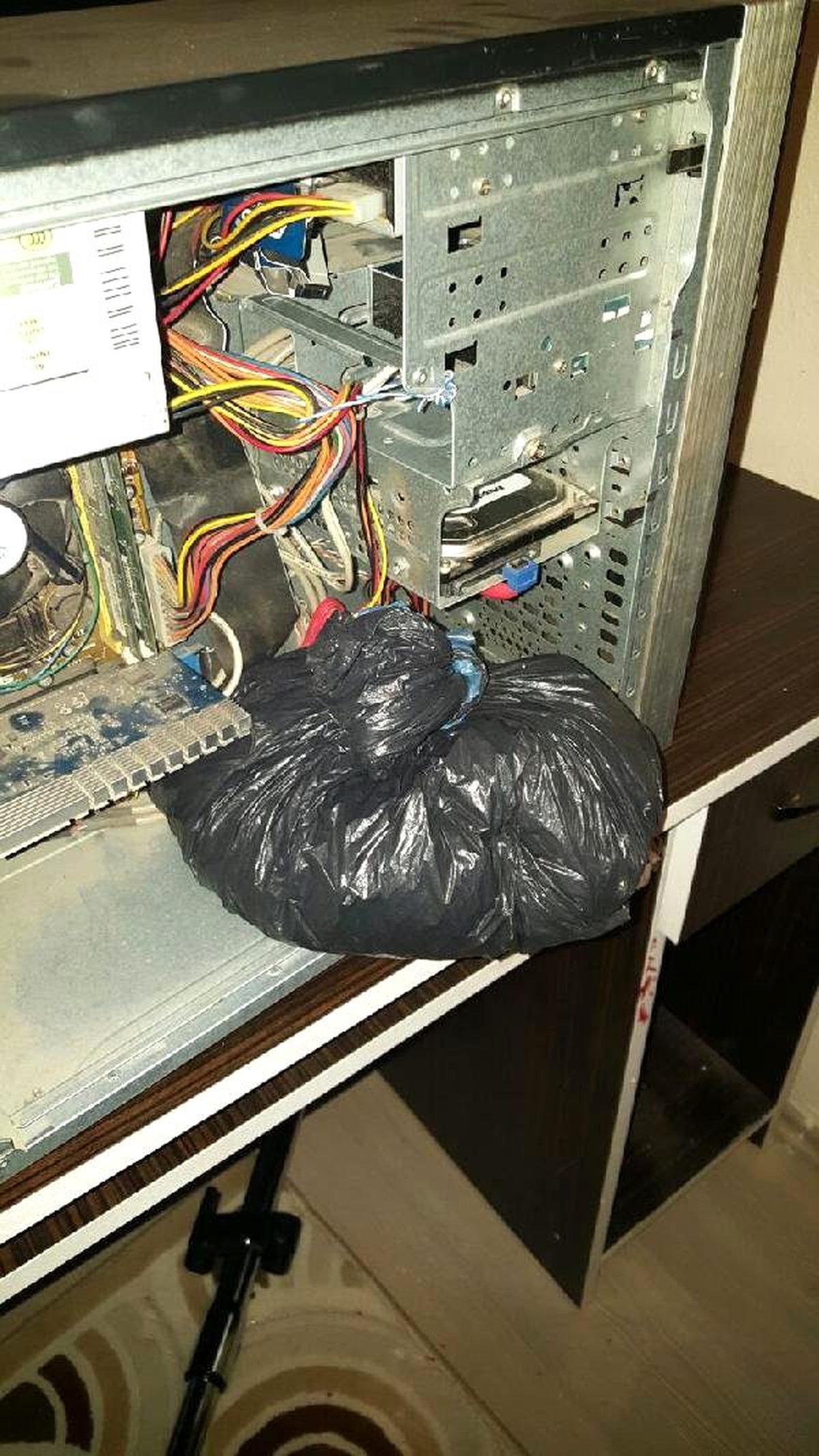 Yarım Kilo Esrarı Bilgisayar Kasasına Saklamış