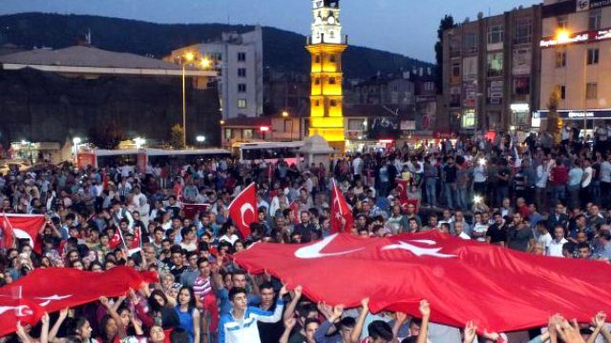 Yozgat\'ta \'Şehide Saygı, Teröre Lanet\' Yürüyüşüne 10 Bin Kişi Katıldı