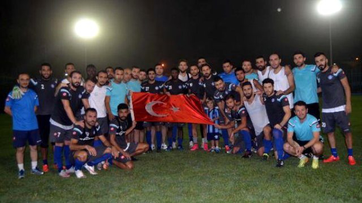 Adana Demirspor Antrenmana Türk Bayrağı ile Çıktı
