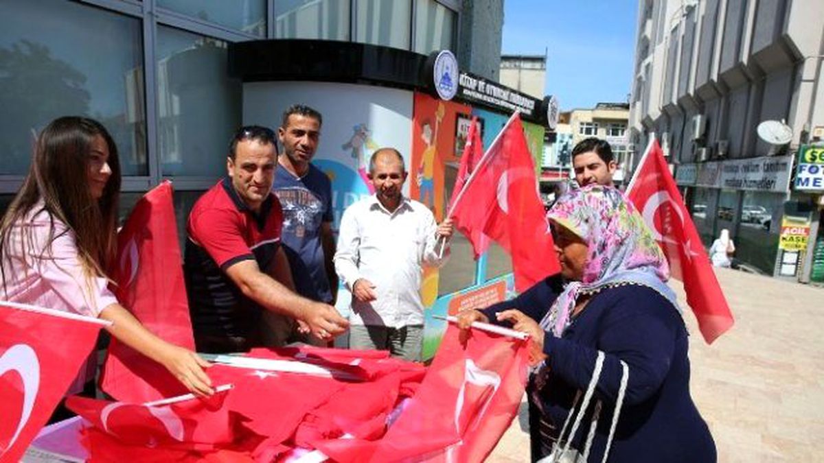 Adapazarı Belediyesi Bayrak Dağıttı