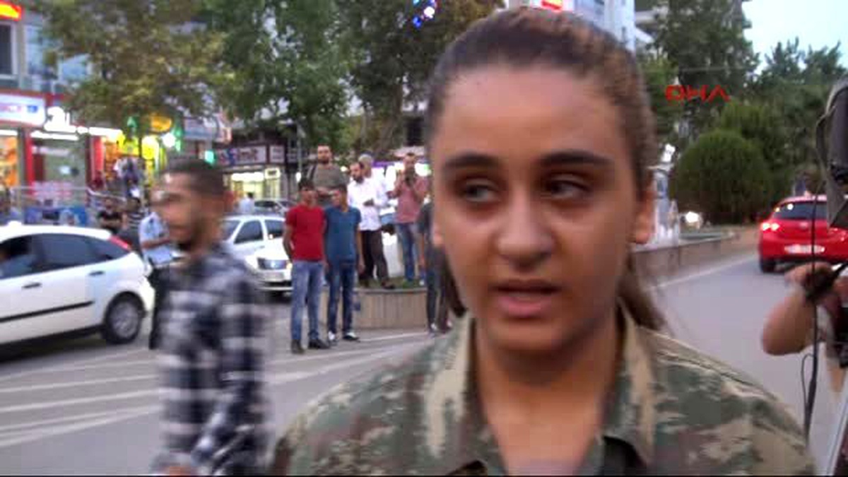 Adıyaman Gölbaşı\'nda Hdp Binası Taşlandı, Besni\'de Türk Bayrağı Asıldı