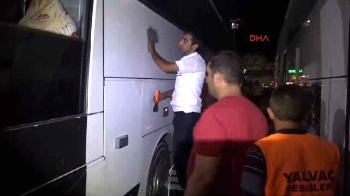 Aksaray\'da Terörü Protesto Eden Grup, Yolcu Otobüslerine Saldırdı