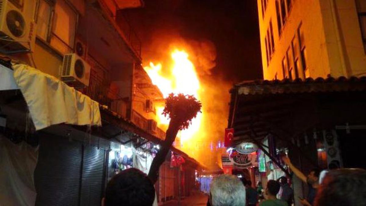 Alanya\'da Hdp İlçe Binası Ateşe Verildi (2)
