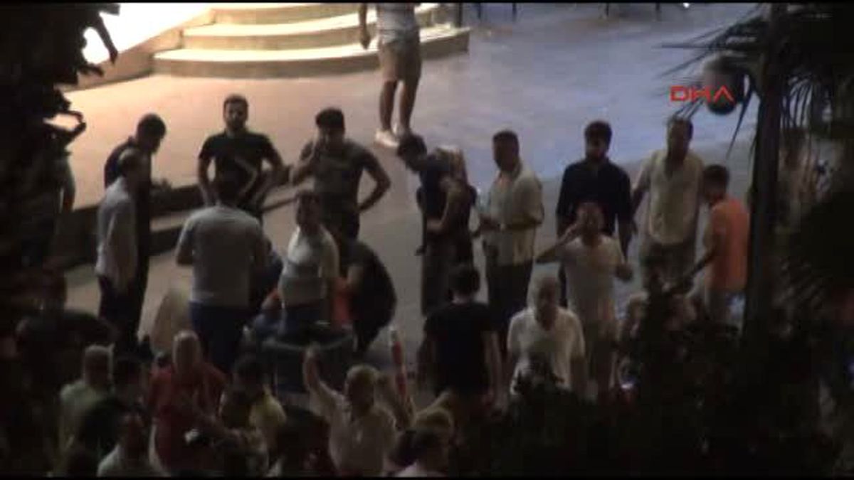 Alanya'da Hdp İlçe Binası Ateşe Verildi