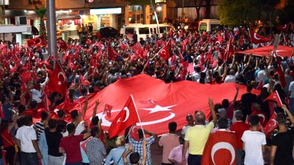 Aliağa\'da "Şehitlere Saygı, Teröre Lanet Yürüyüşü"