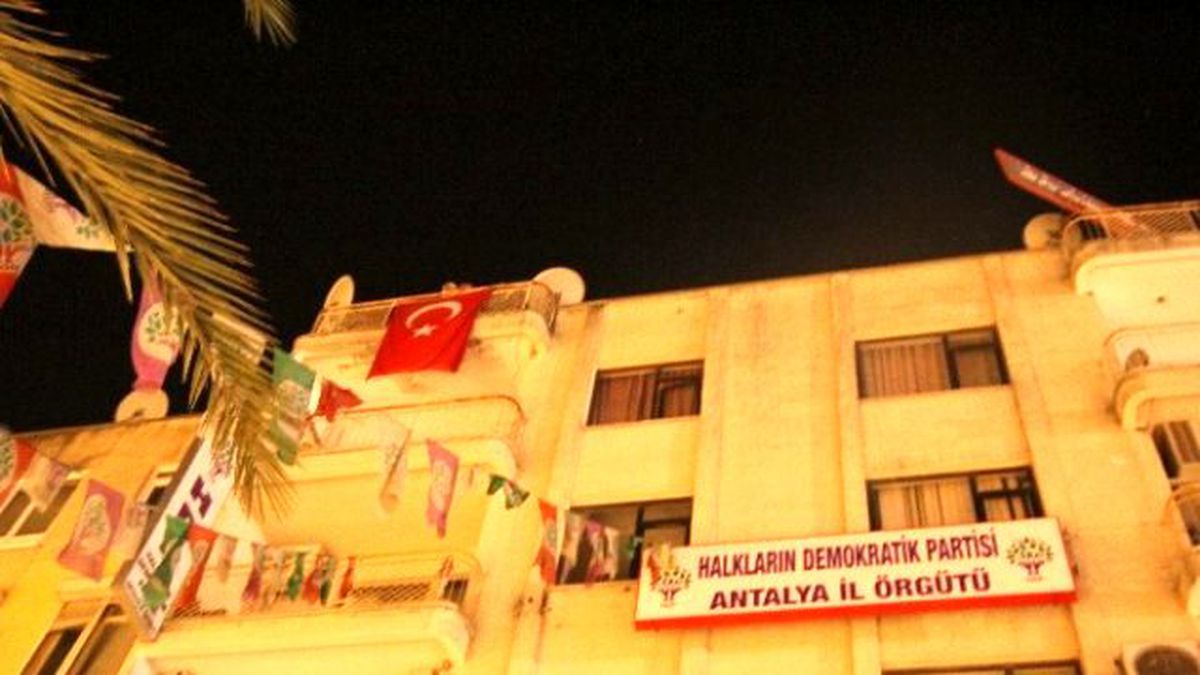 Antalya\'da Çıkan Olayların Ardından Hdp Binasına Türk Bayrağı Asıldı