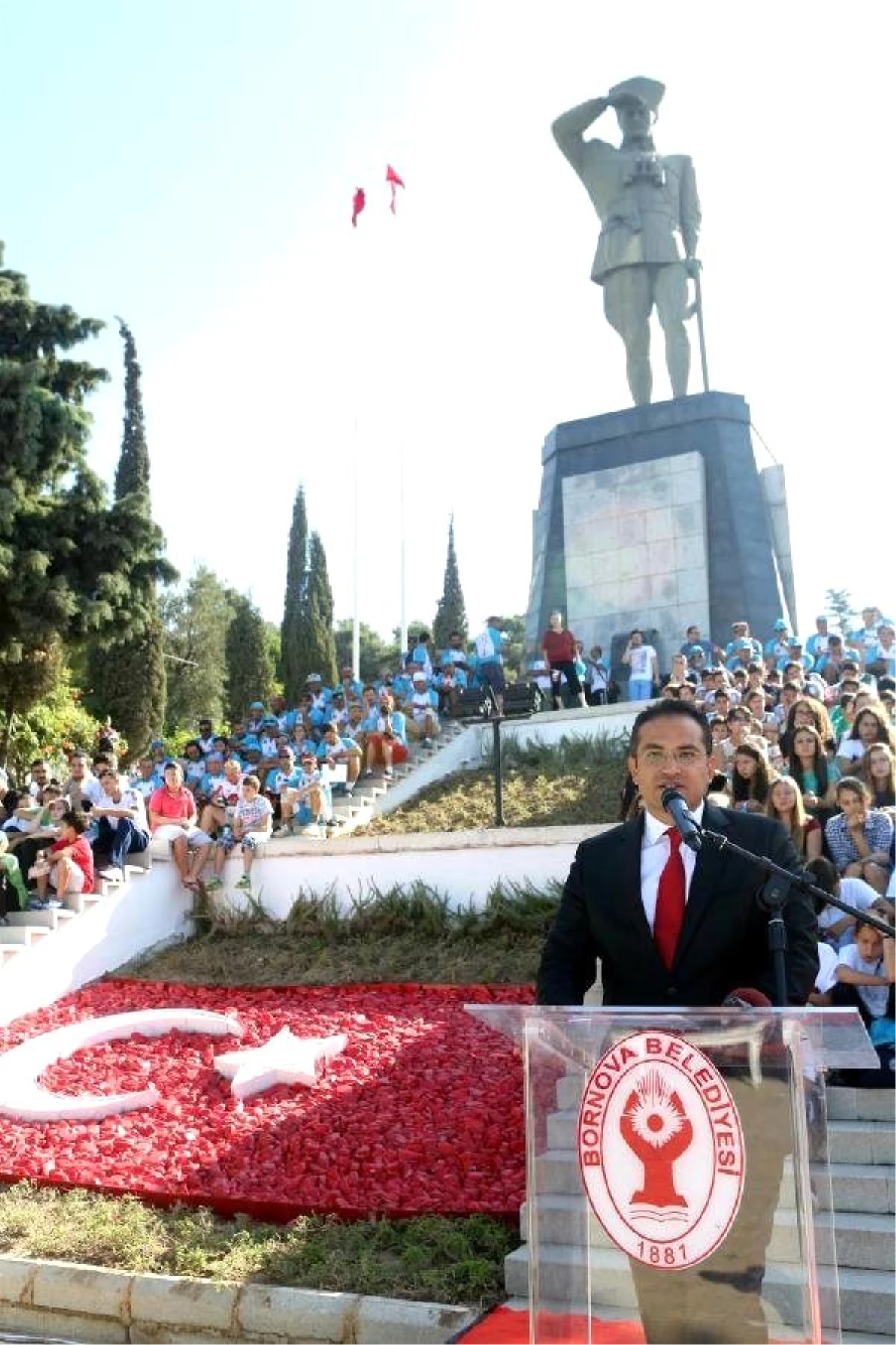 Ata\'nın İzmir\'e Baktığı Yerde Tören