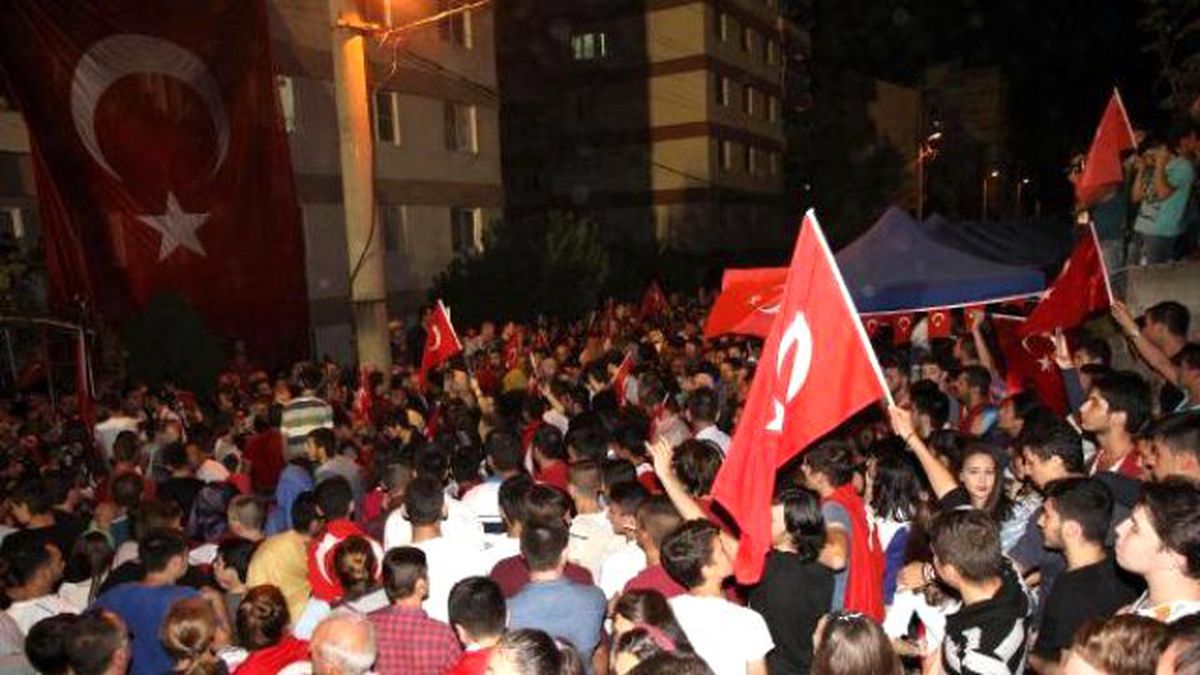 Balıkesir\'de Binlerce Kişi Terörü Lanetledi