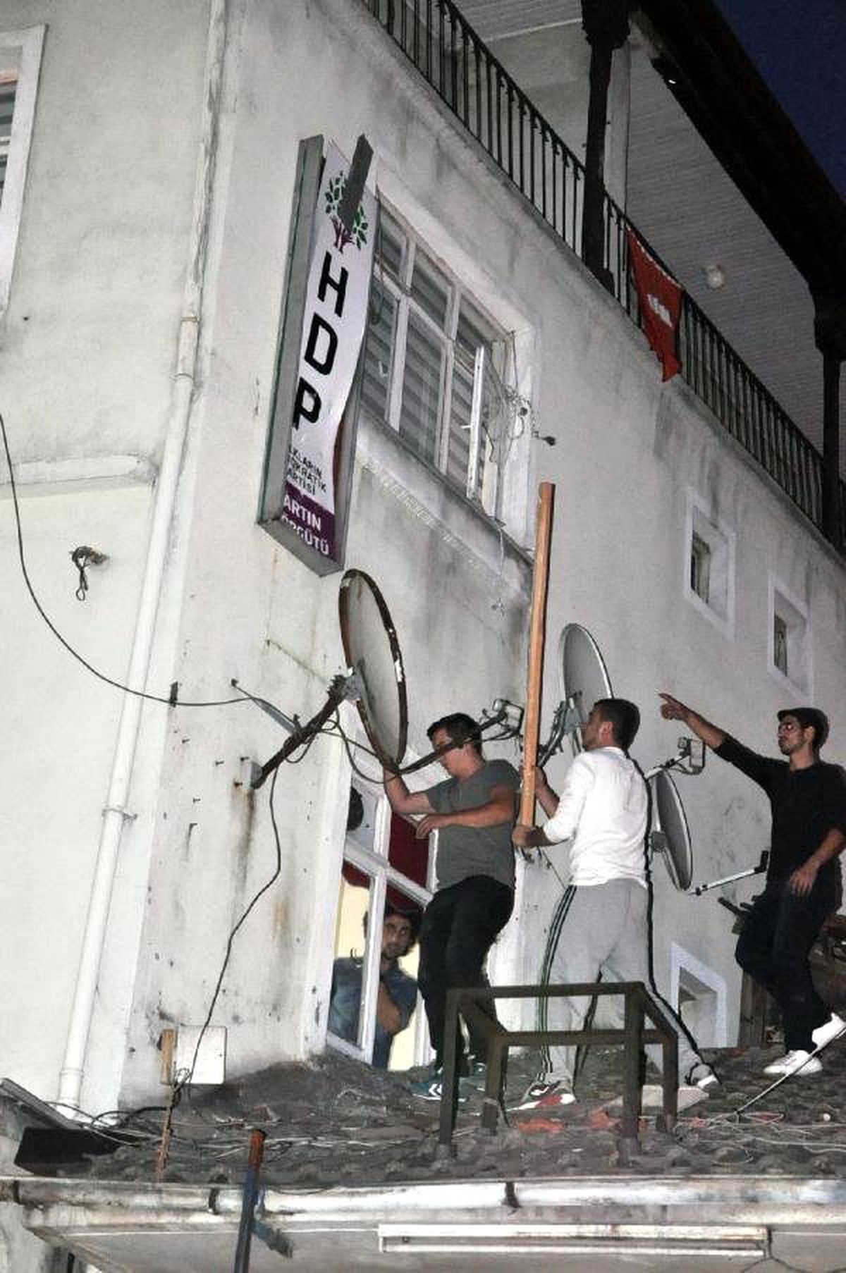 Bartın\'da Hdp Binasına Saldırı