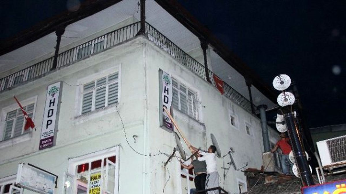 Bartın\'da Hdp Binasının Tabelası Söküldü