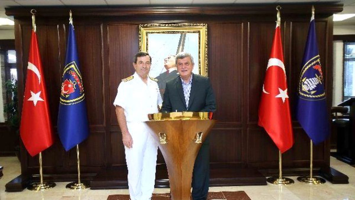 Başkan Karaosmanoğlu, Donanma Komutanı\'na Konuk Oldu