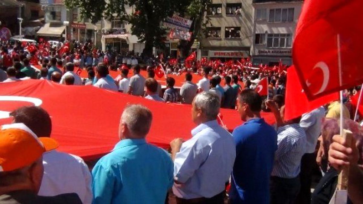 Bayrağını Kapan Meydana Koştu