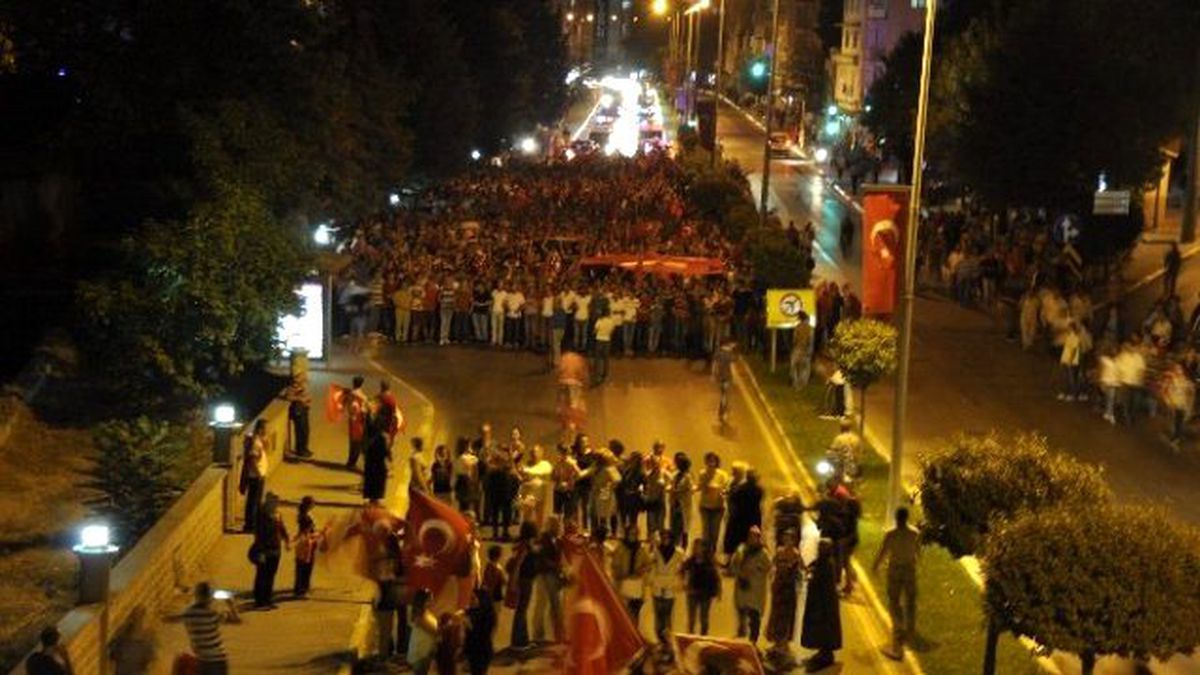 Binlerce Vatandaş Şehidin Evine Yürüdü