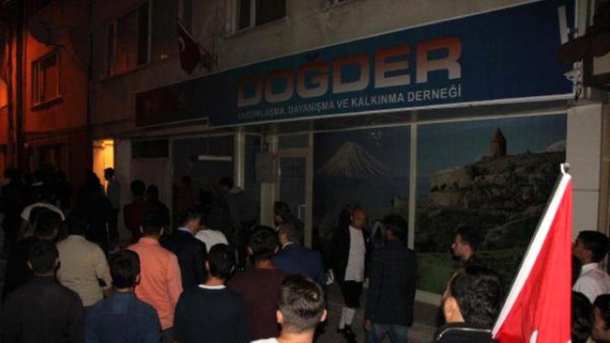 Bolu\'da Dernek Binası Önünde Terör Tepkisi