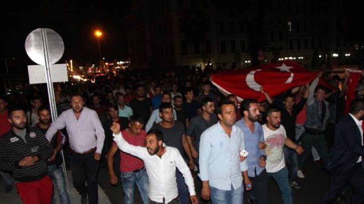 Bolu\'da Terör Protestosunda Dernek Binası ile İşyerine Saldırı
