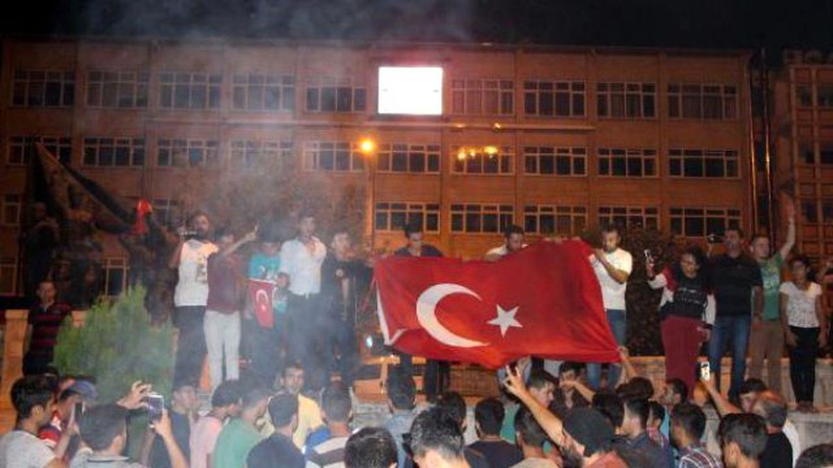 Burdur\'da Hdp Tabelası Yakıldı