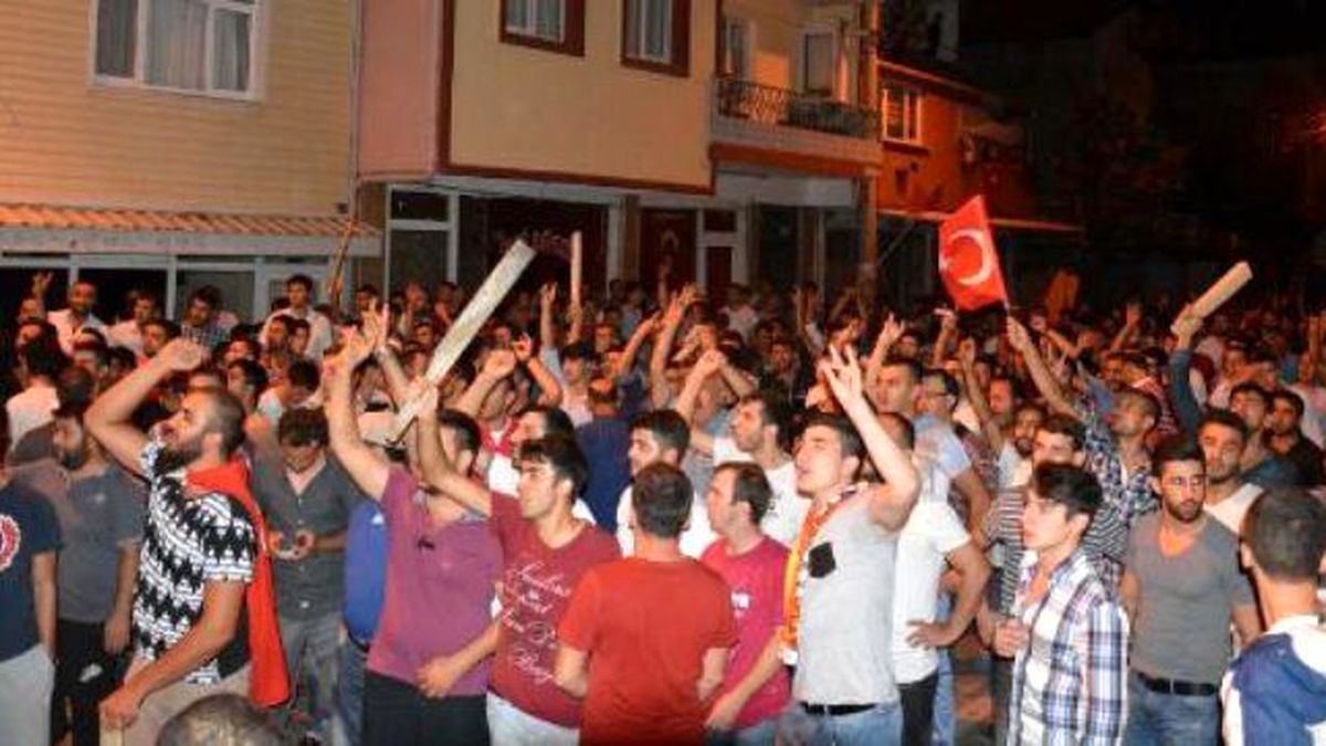 Bursa\'da Karşıt Görüşlü Grupların Kavgasına Polis Müdahale Etti