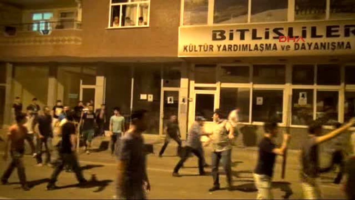 Bursa\'da Karşıt Görüşlü Grupların Kavgasına Polis Müdahale Etti