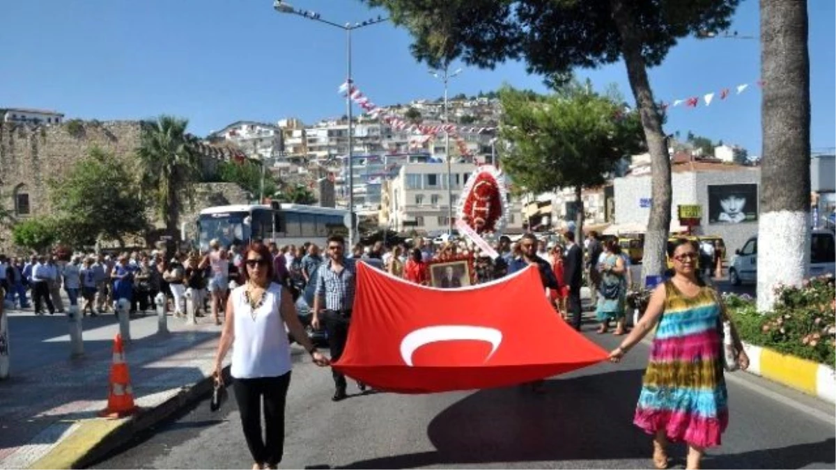 CHP\'nin 92. Kuruluş Yıldönümü Kuşadası\'nda Kutlandı