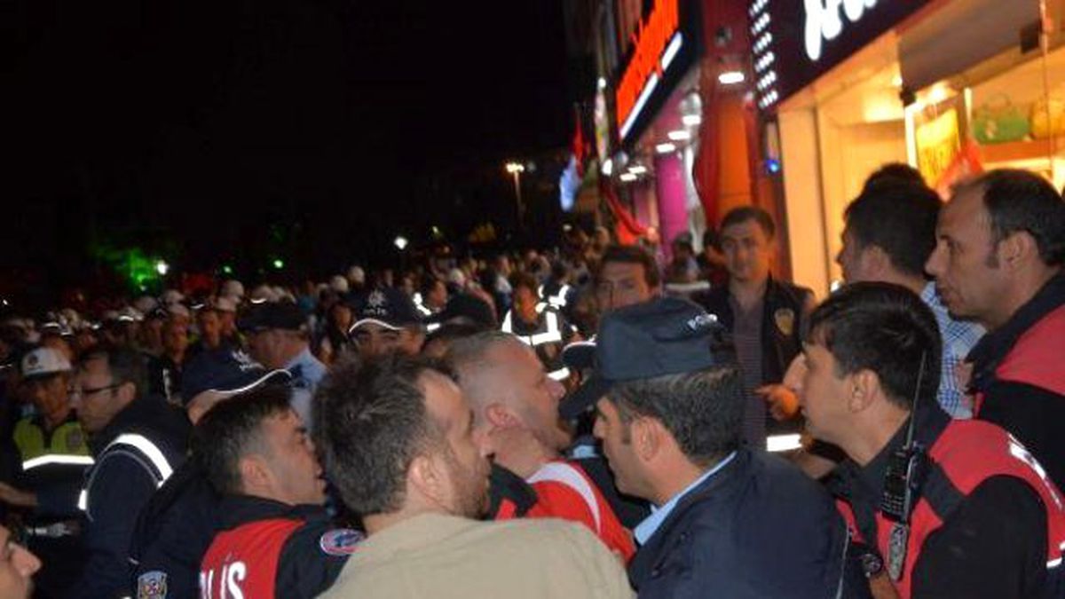 Çorlu\'da Hdp Binasına Saldırı: 6 Gözaltı