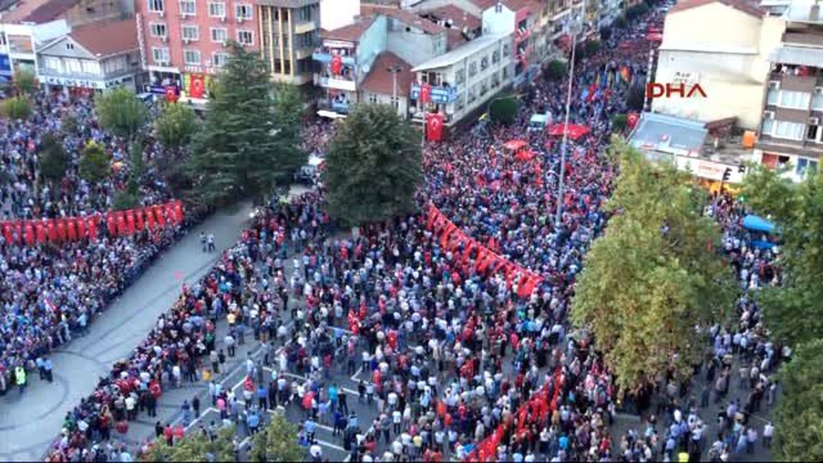 Düzce\'de 10 Binler Şehidini Uğurladı