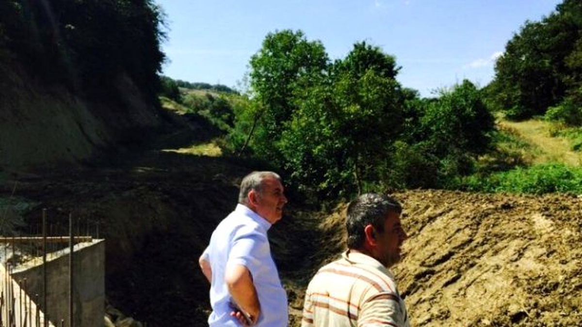 Esentepe\'de Eski Köprü Kaldırıldı, Yeni Menfez Tamamlanıyor