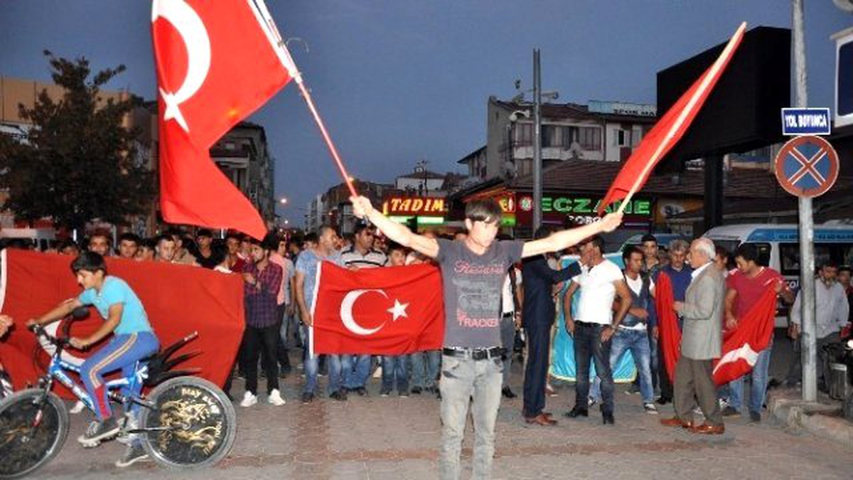 Gelinlik Giydirilmiş Mankenin Üzerine Öcalan\'ın Fotoğrafını Astılar