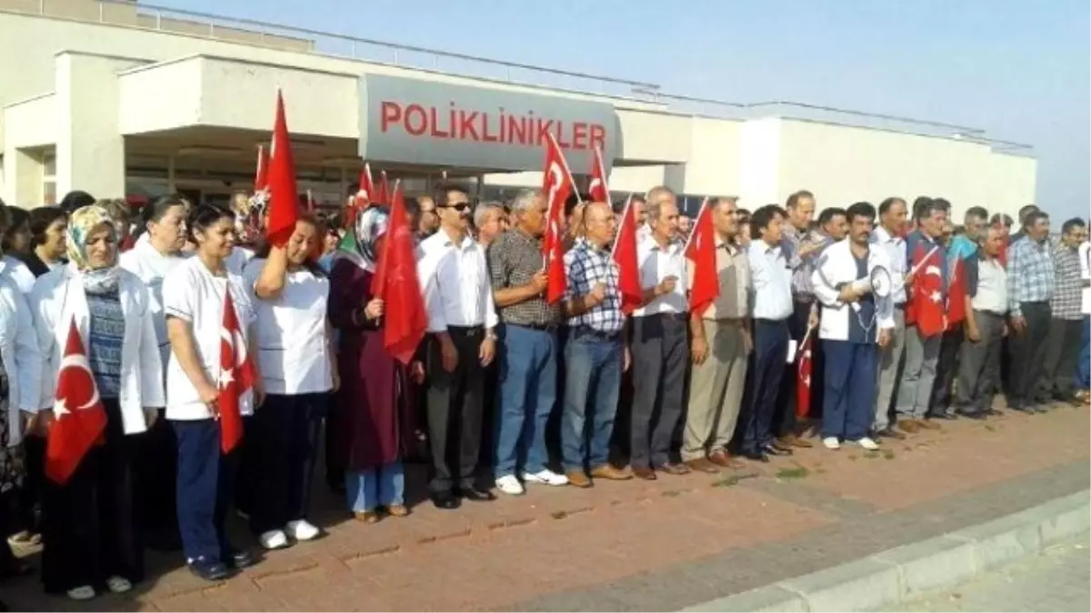 Hastane Çalışanları Şehitler İçin Saygı Duruşunda Bulundu