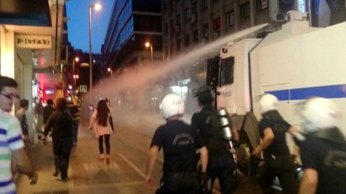 Hdp Binasına Girmek İsteyen Gruba Müdahale: 18 Gözaltı
