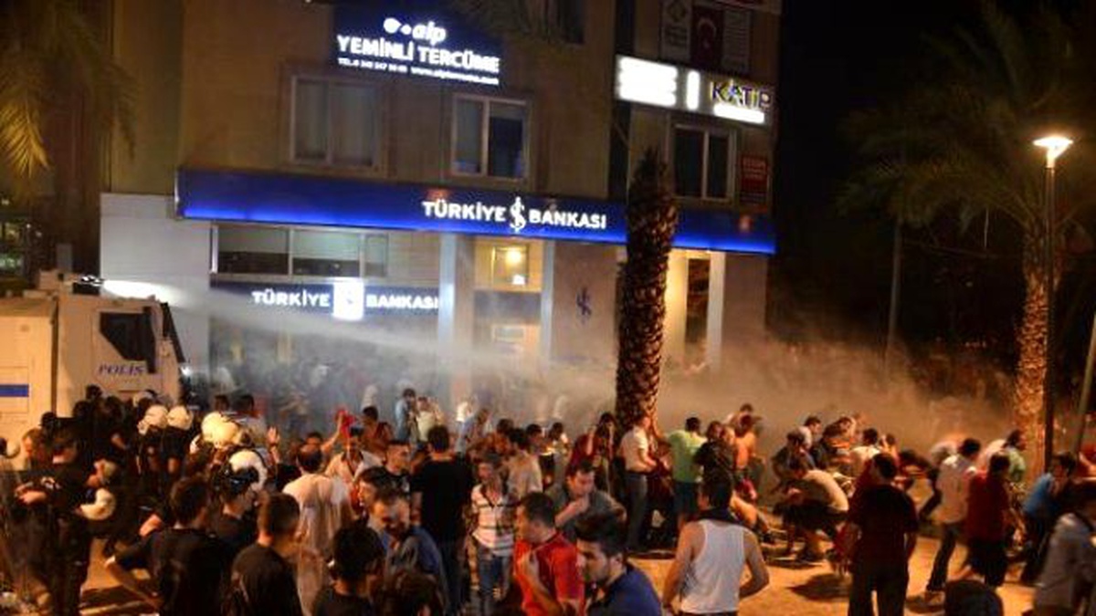 Hdp Binasına Yürümek İsteyen Gruba Polis Müdahale Etti (4)