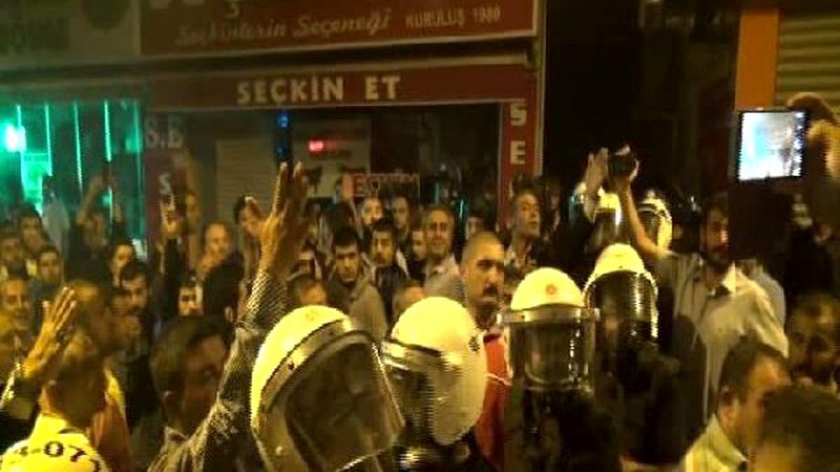 Hdp Maltepe İlçe Binasına Saldıran Gruba Polis Müdahalesi