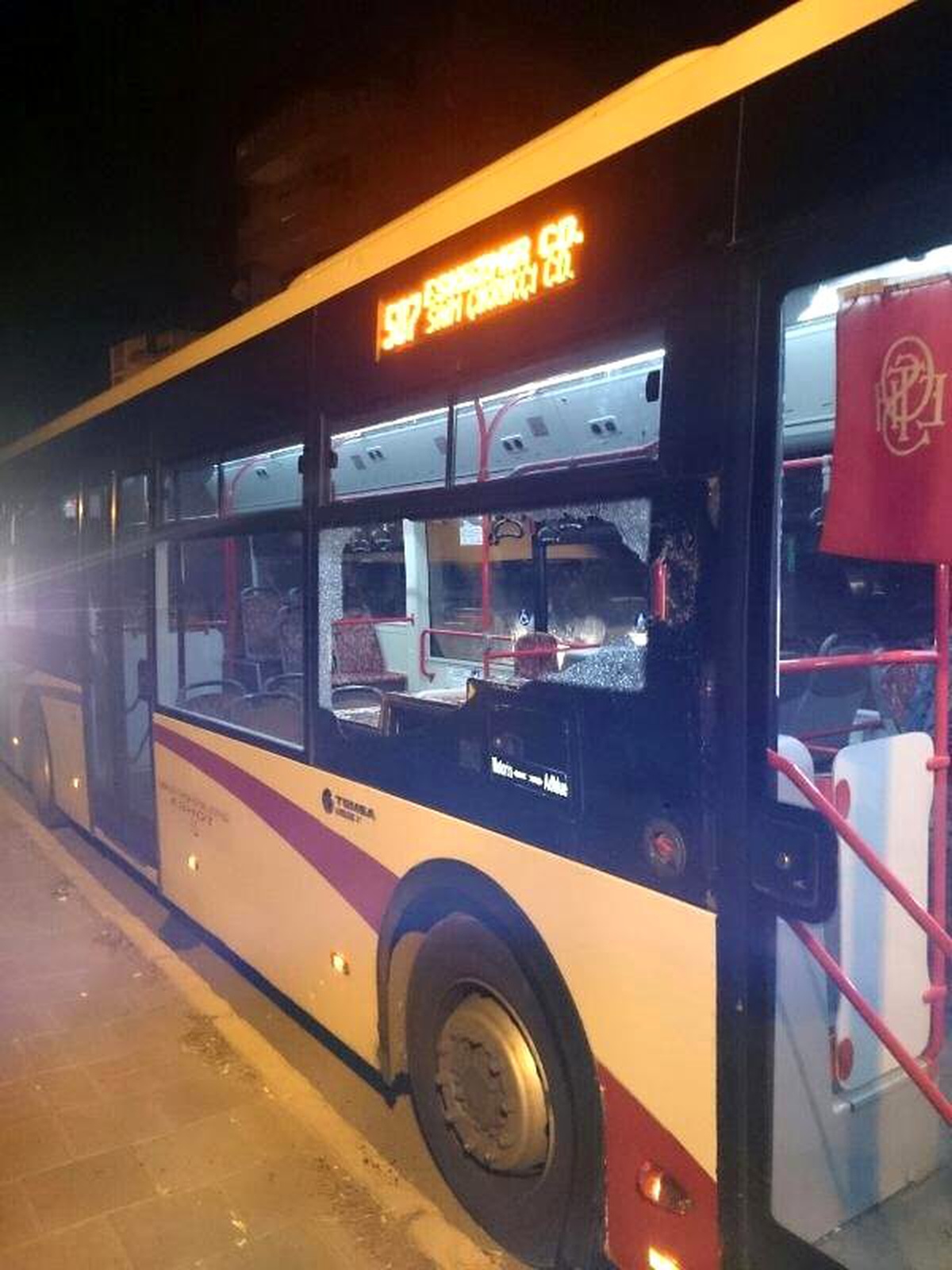 İzmir\'de Bir Kişi Belediye Otobüsünü Taşladı