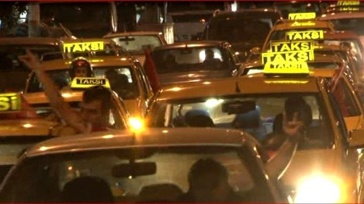 İzmir\'de Taksiciler Terörü Protesto Etti