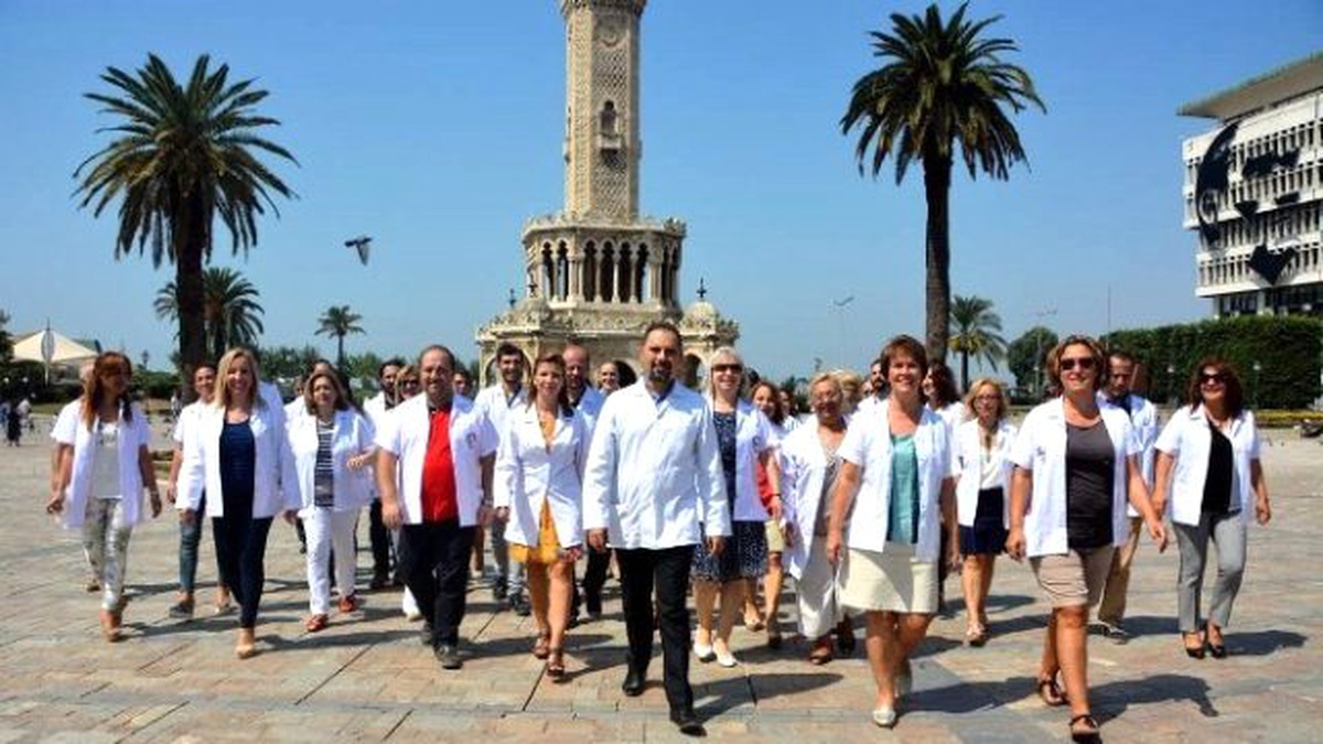 İzmir Eczacı Odası\'nda Kılıçlar Çekildi