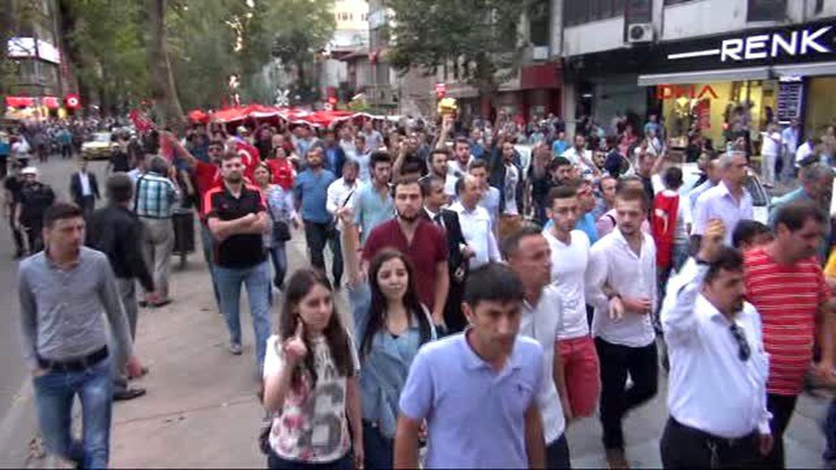 İzmit\'te Teröre Lanet Yürüyüşünde Gerginlik