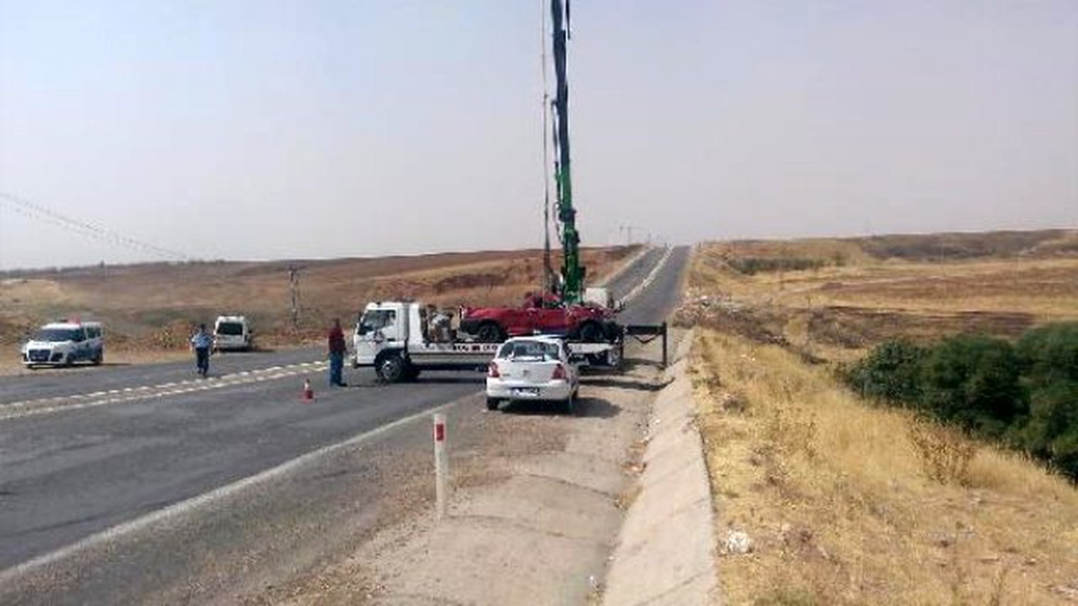 Kahta\'da Otomobil ile Kamyonet Çarpıştı: 1 Ölü, 4 Yaralı