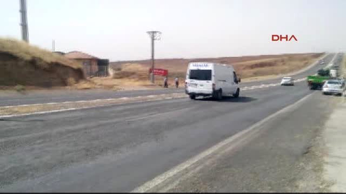 Kahta\'da Otomobil ile Kamyonet Çarpıştı 1 Ölü, 4 Yaralı