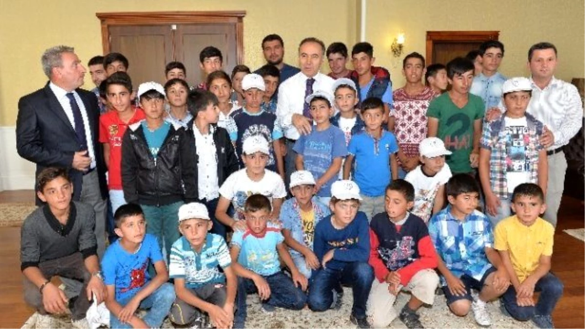 Karayazılı Çocuklar, Vali Ahmet Altıparmak\'ı Ziyaret Etti